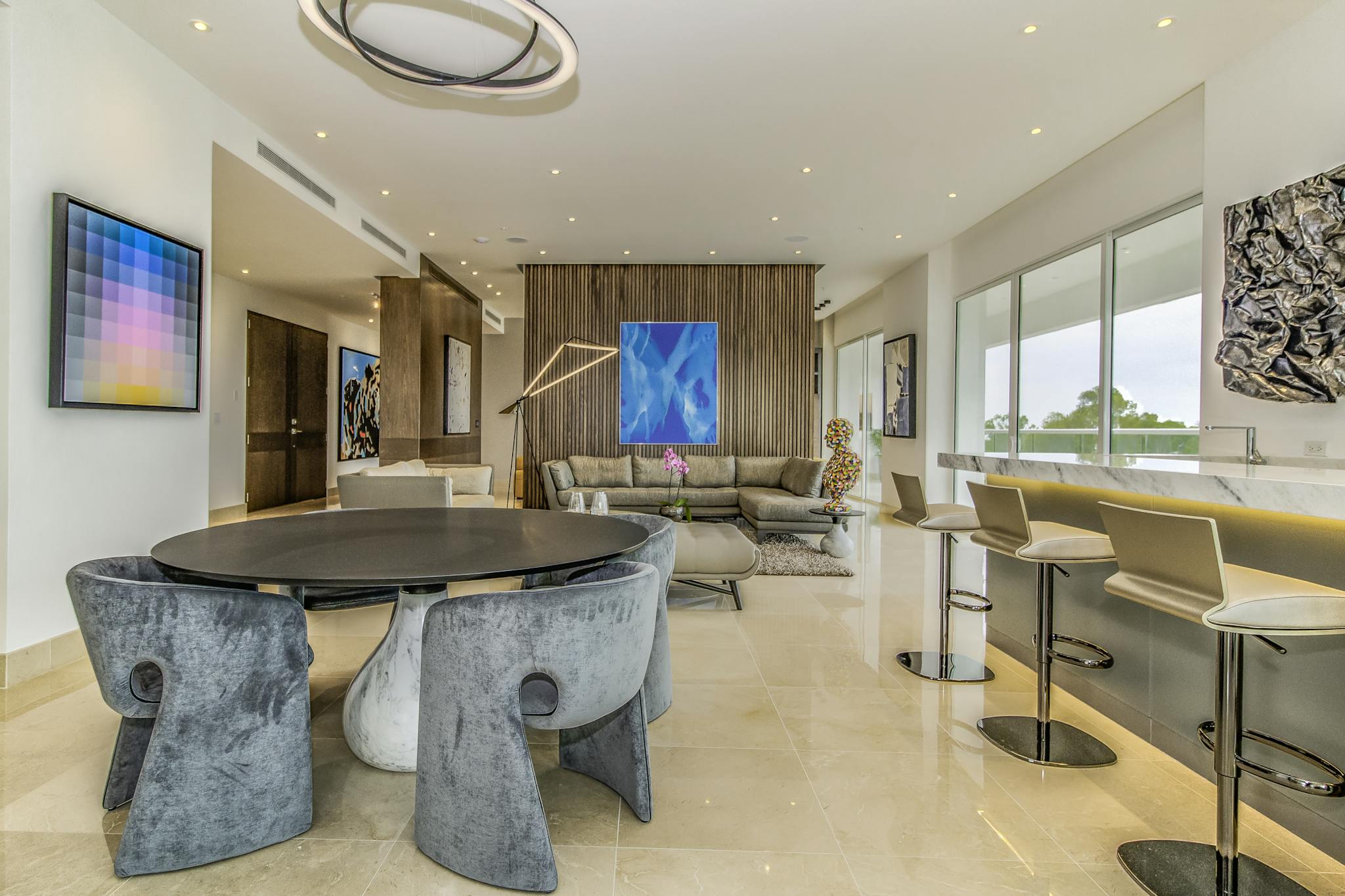 Stylish and luxurious modern living room with chic furniture and contemporary art.